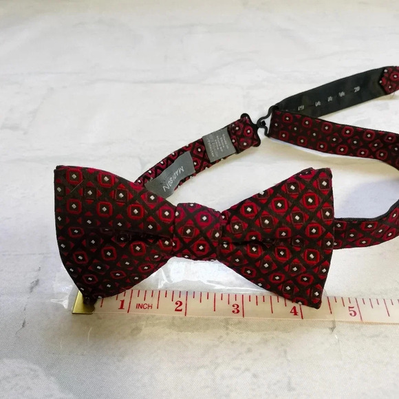 Madison Men's Silk Bow Tie Adjustable Closure Red Black Geometric Square - Picture 7 of 8